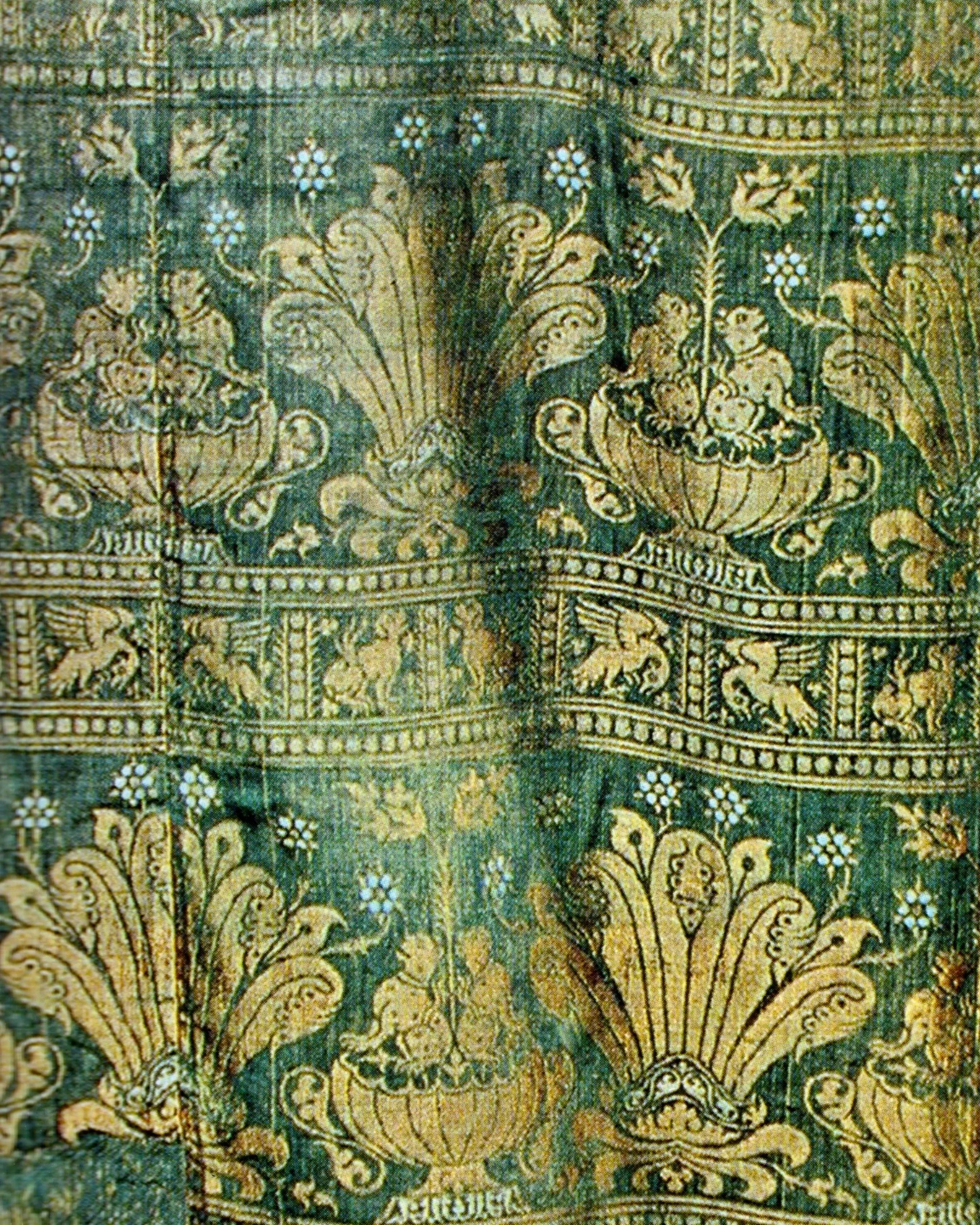 Particolare di una casula del tesoro della chiesa Santa maria a Danzica, lampasso, seta, Italia (Lucca?), fine XIV sec. (Londra, Victoria and Albert Museum, inv. n. 8359-1863)
Detail of a chasuble from the treasury of the Church of Santa Maria in Gdańsk, lampas, silk, Italy (Lucca?), late 14th century (London, Victoria and Albert Museum, inv. no. 8359-1863)