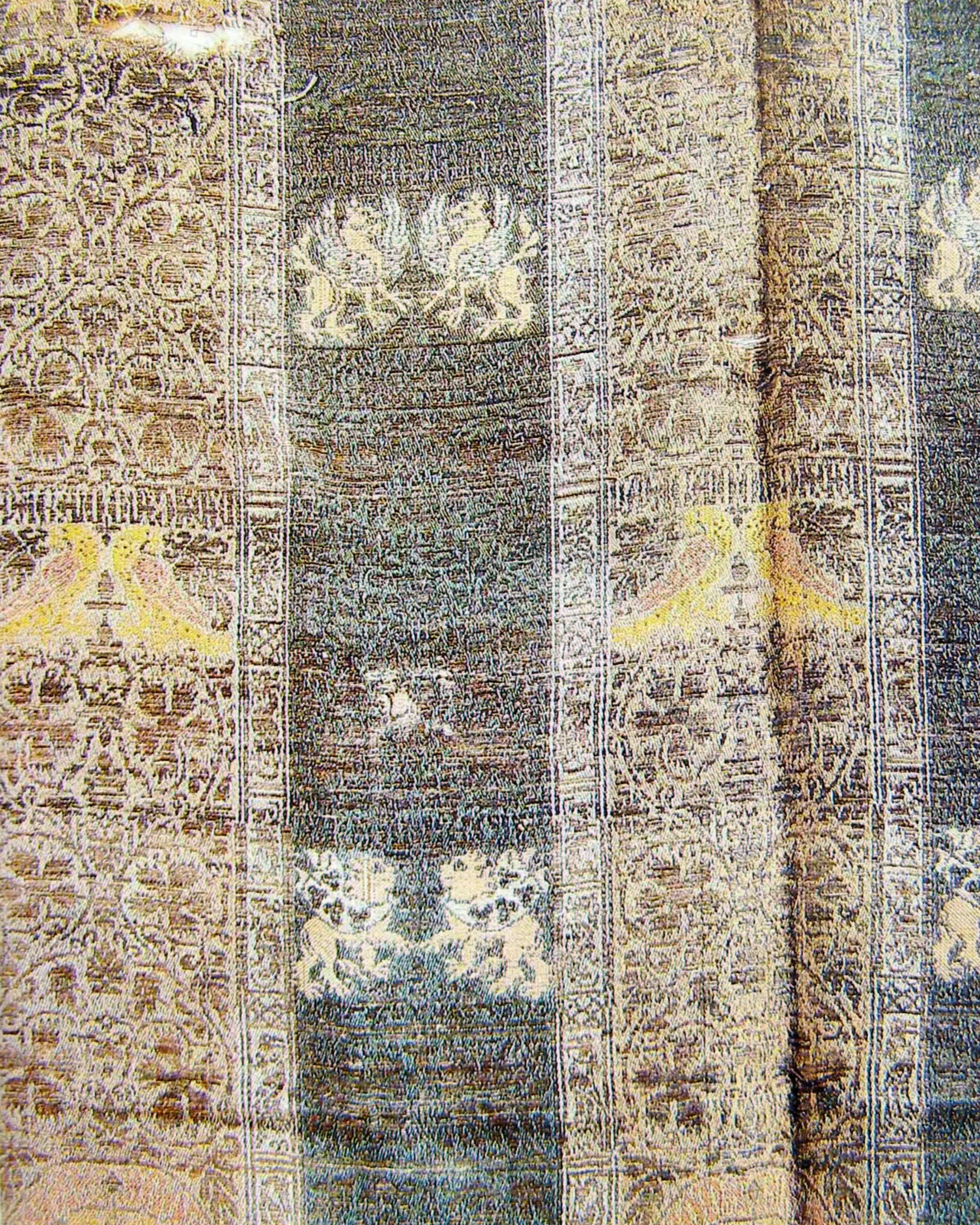 Telo di san Ranieri con piccoli motivo animali e vegetali entro righe, lampasso, seta e filato metallico, Lucca, prima metà del XIV SEC. (Pisa, Museo della Primiziale del Duomo)
Cloth of Saint Ranieri with small animal and plant motifs within stripes, lampas, silk and metal thread, Lucca, first half of the 14th century (Pisa, Museo della Primiziale del Duomo)