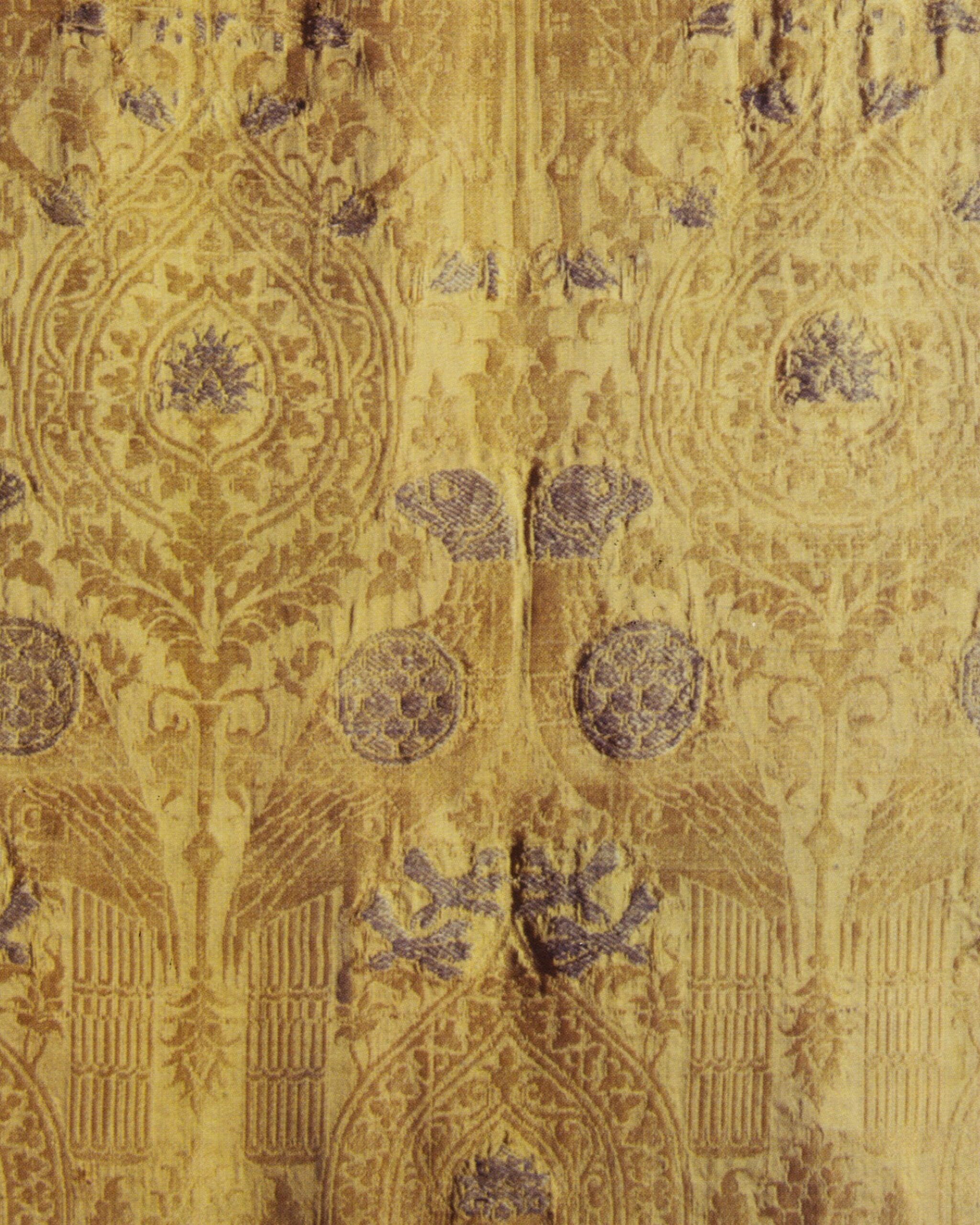 Diaspro, lampasso, seta e filo metallico, fine XIII inizio XIV secolo, Lucca (Firenze, Museo Nazionale del Bargello inv.n. 10642)
Diasper, lampas, silk and metal thread, late 13th–early 14th century, Lucca (Florence, Museo Nazionale del Bargello, inv. no. 10642)